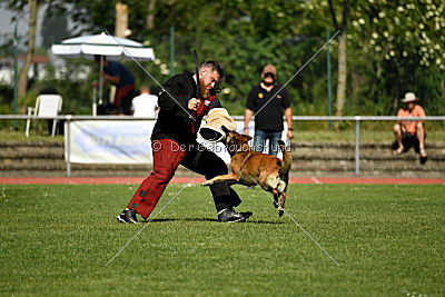 Bazooka unter schwarzer Flagge